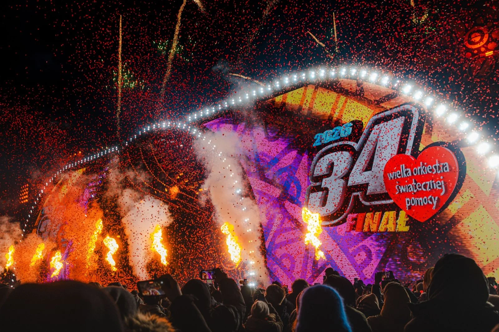 Finał WOŚP w Krakowie poruszył tysiące mieszkańców. Nowa Huta, koncerty, licytacje i wzruszające Światełko do Nieba.