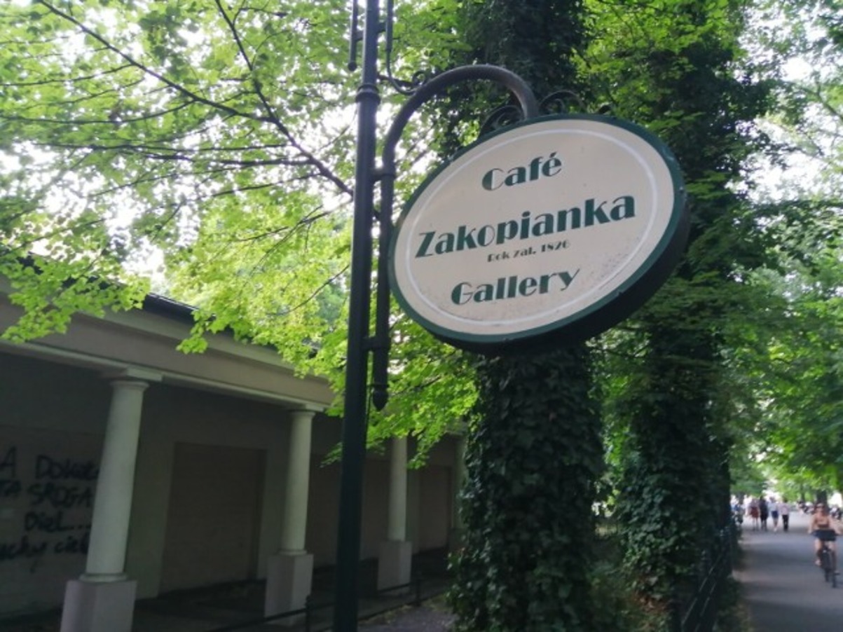 Po latach pustki legendarny lokal w Krakowie wraca do życia. Café Zakopianka znów będzie serwować kawę i tworzyć miejsce spotkań.