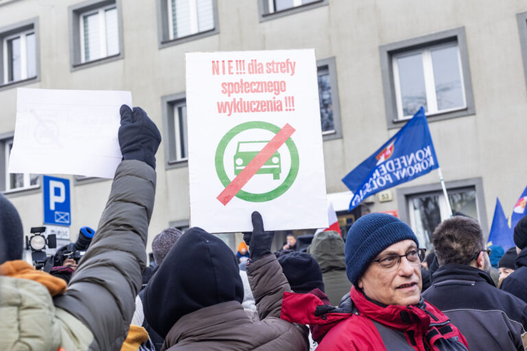 Protesty przeciw SCT w Krakowie – emocja kontra kalkulacja