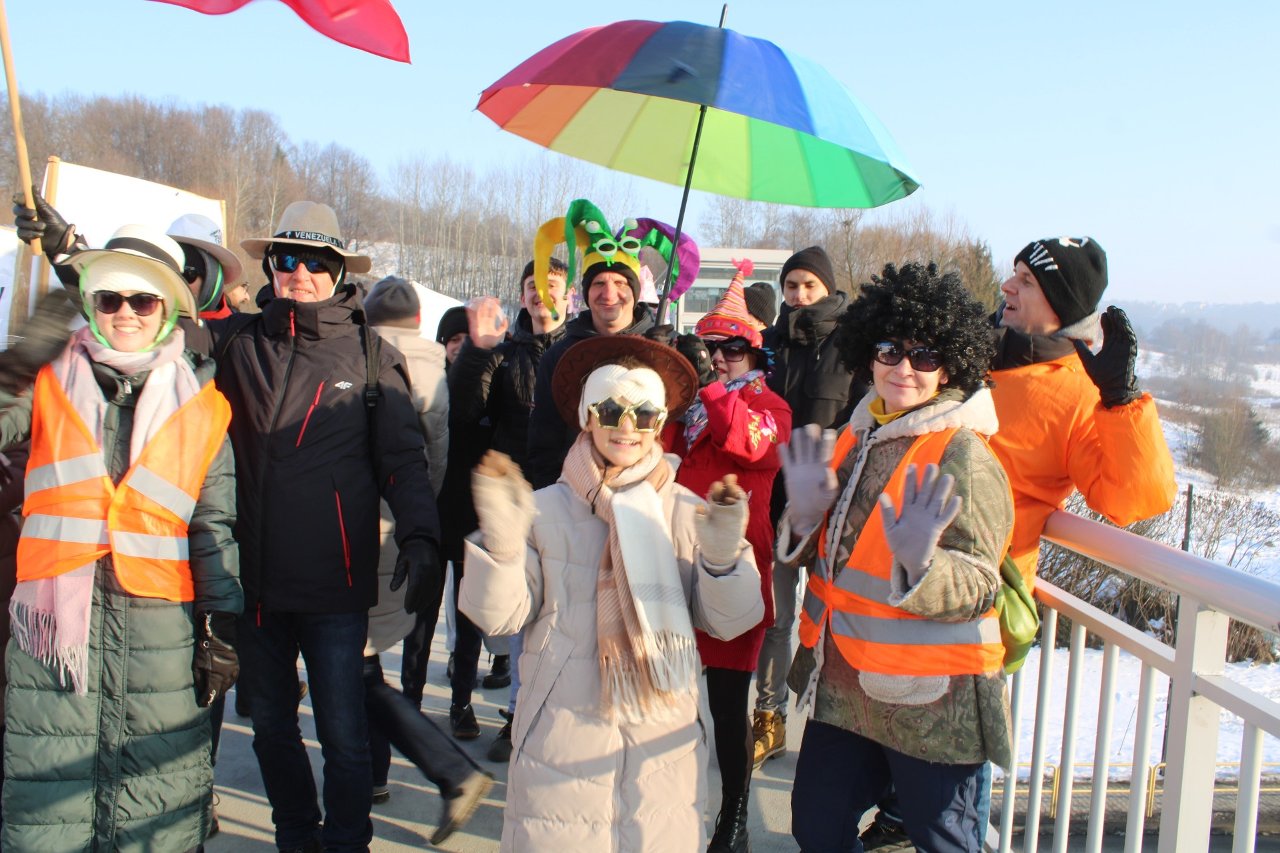 Happening nad Zakopianką przyciągnął uwagę mediów. Mieszkańcy sprzeciwiają się trasie S7 Kraków–Myślenice w nietypowy sposób.