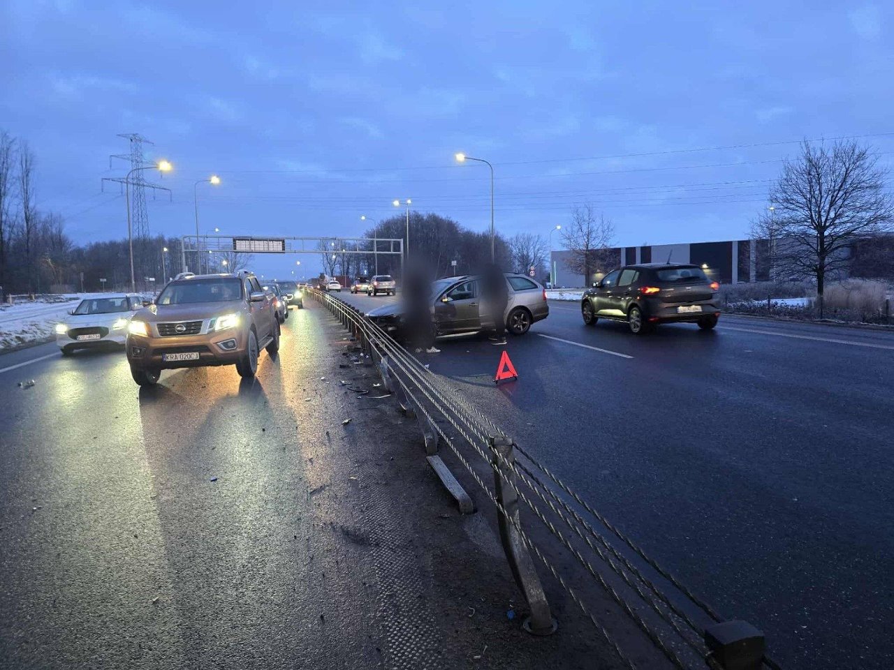 Poranny chaos na drogach pod Krakowem. Seria wypadków i awaria tira spowodowały duże utrudnienia w ruchu w obu kierunkach.
