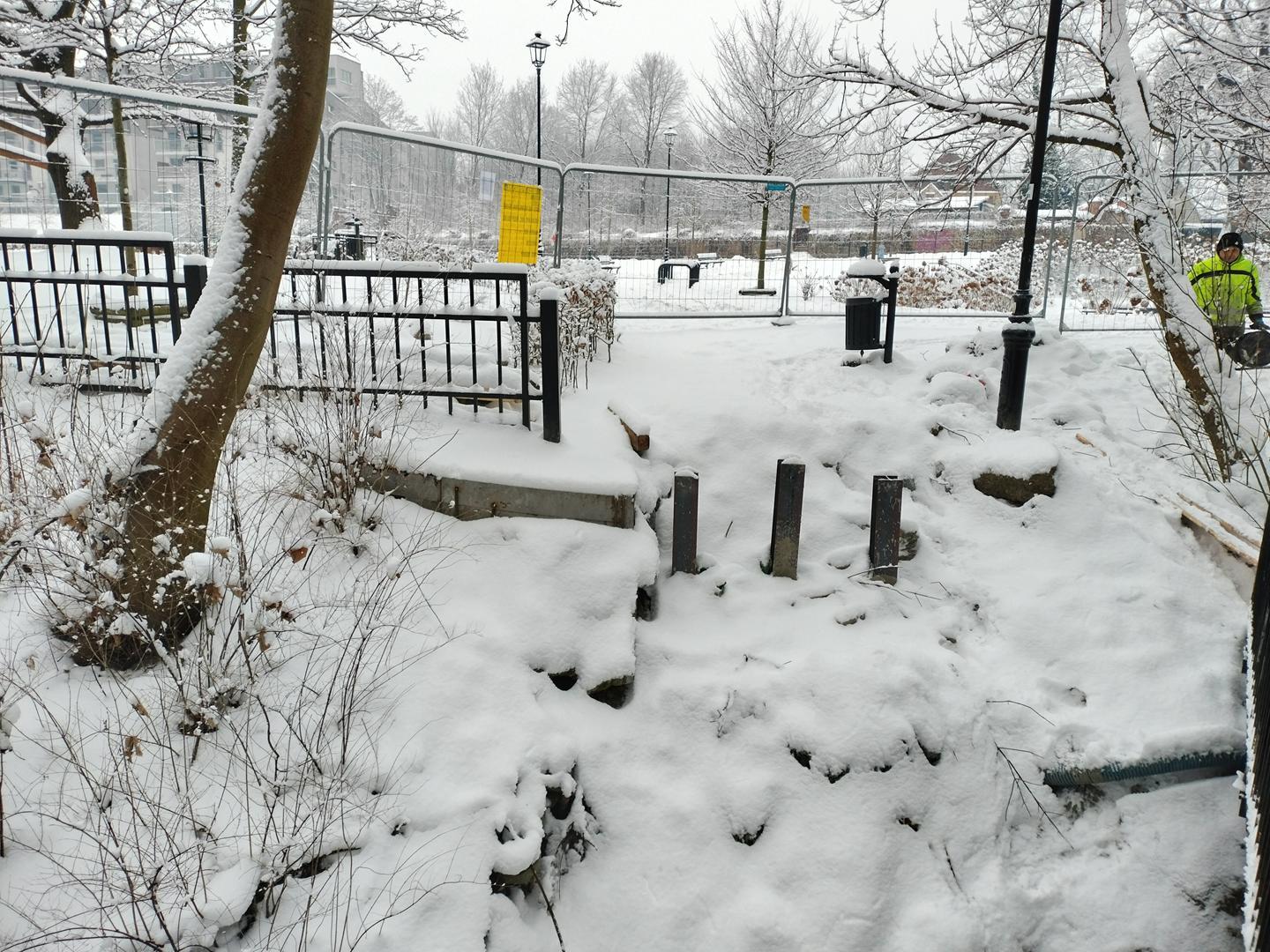 Park Jerzmanowskich: trwa naprawa kładki nad potokiem Drwinka. Miasto apeluje do mieszkańców o ostrożność.