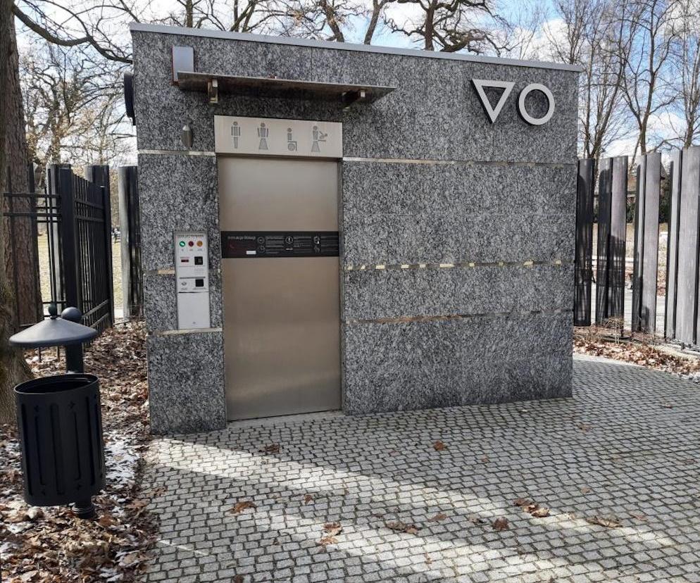 Szalet w parku Aleksandry wreszcie zostanie otwarty po dwóch latach. Toaleta będzie płatna, dostępna dla osób z niepełnosprawnościami.