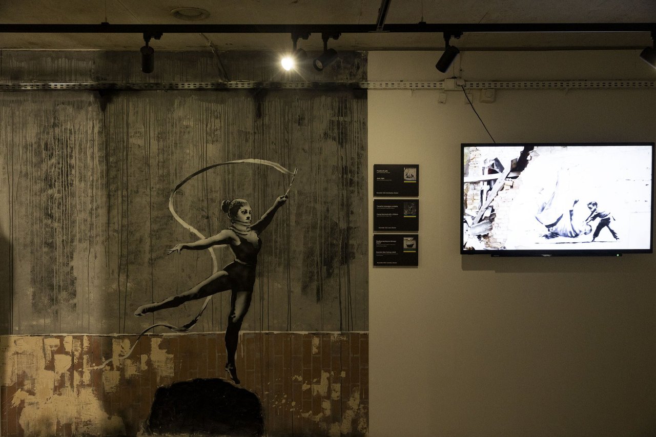 Graffiti Banksy’ego z Irpienia w Muzeum w Krakowie