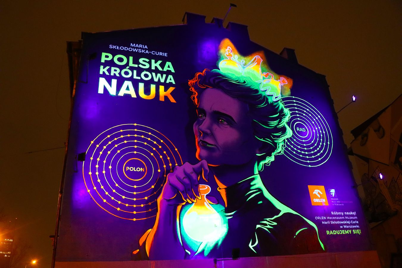 Świecący mural Marii Skłodowskiej-Curie w Krakowie. Niezwykła instalacja na Grzegórzeckiej