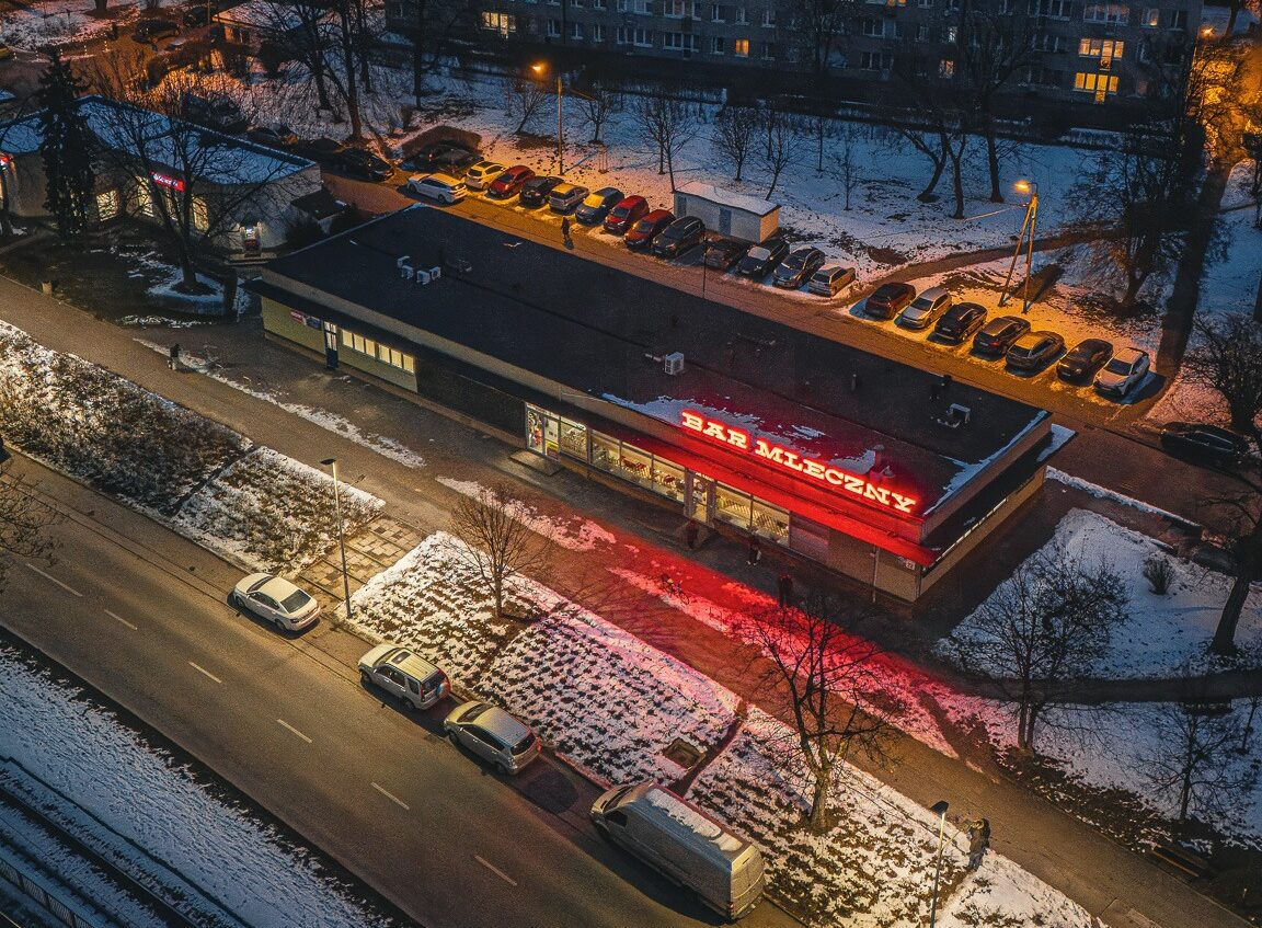Kultowy neon „Bar mleczny” znów świeci w Nowej Hucie