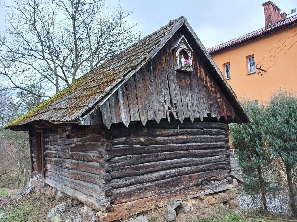 Zabytkowy spichlerz z Krzeszowic trafi do skansenu w Krakowie