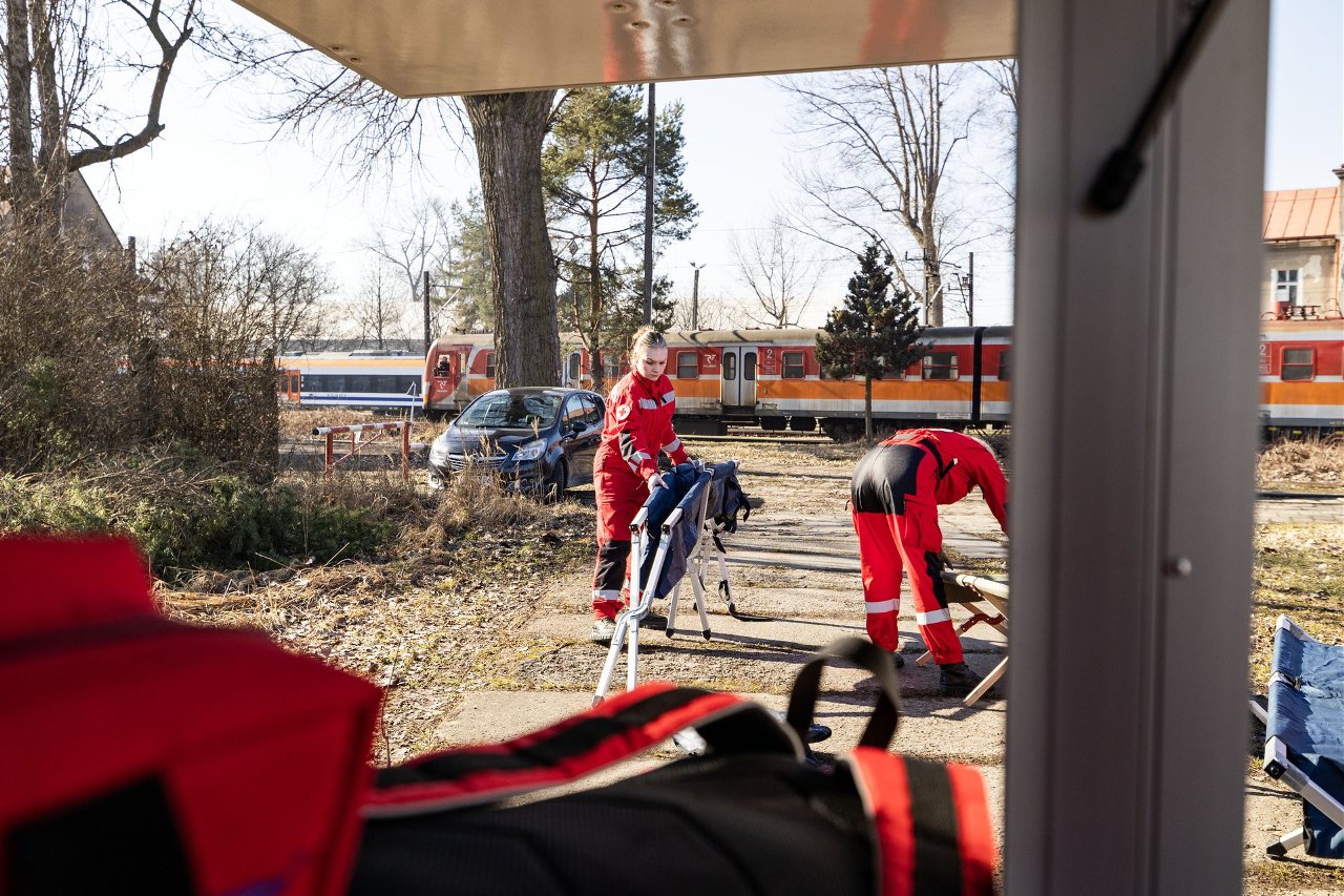 Ćwiczenia wypadku kolejowego przy stacji Kraków-Bieżanów. Ratownicy PCK i POLREGIO trenowali scenariusz zdarzenia masowego.