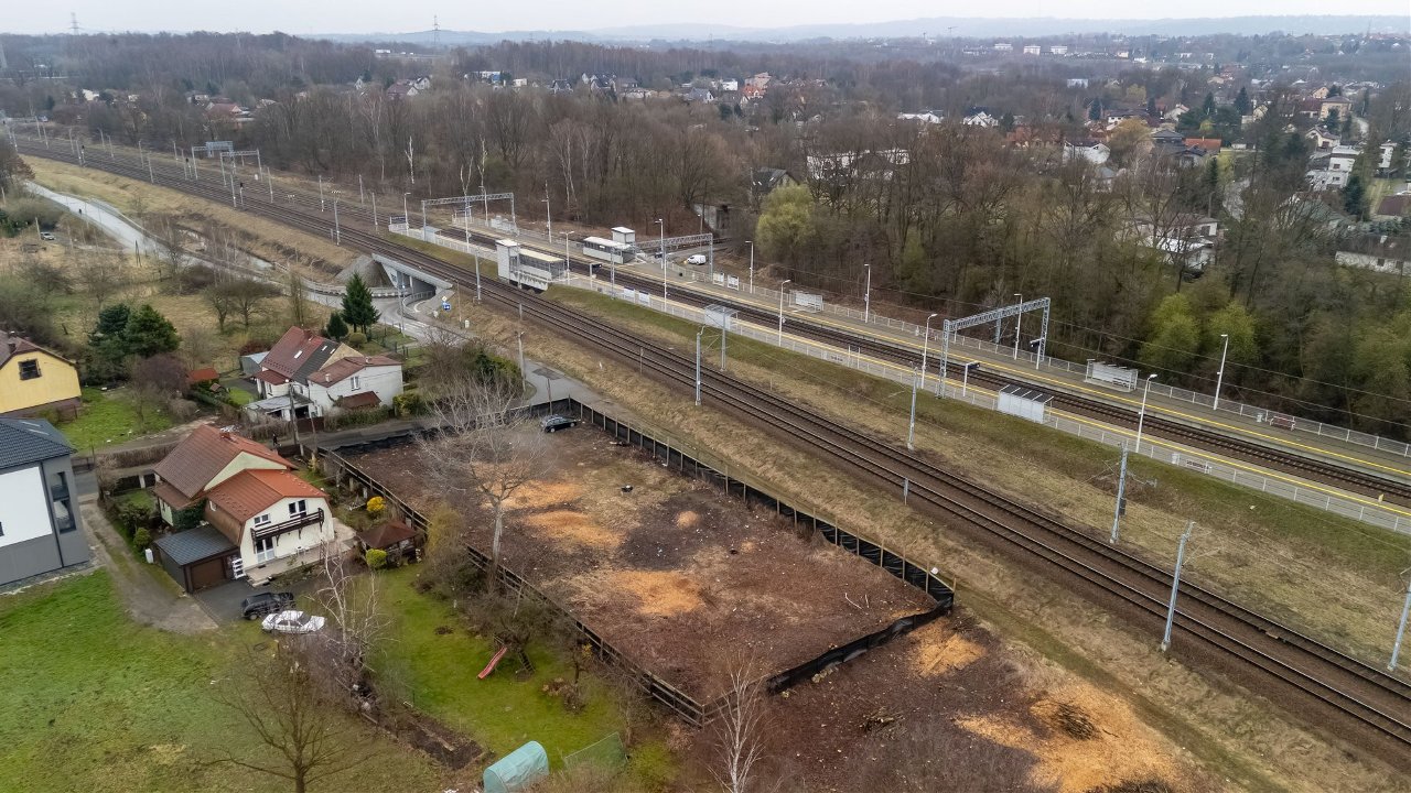 Kontrowersyjna inwestycja przy torach w Krakowie. Mieszkańcy alarmują