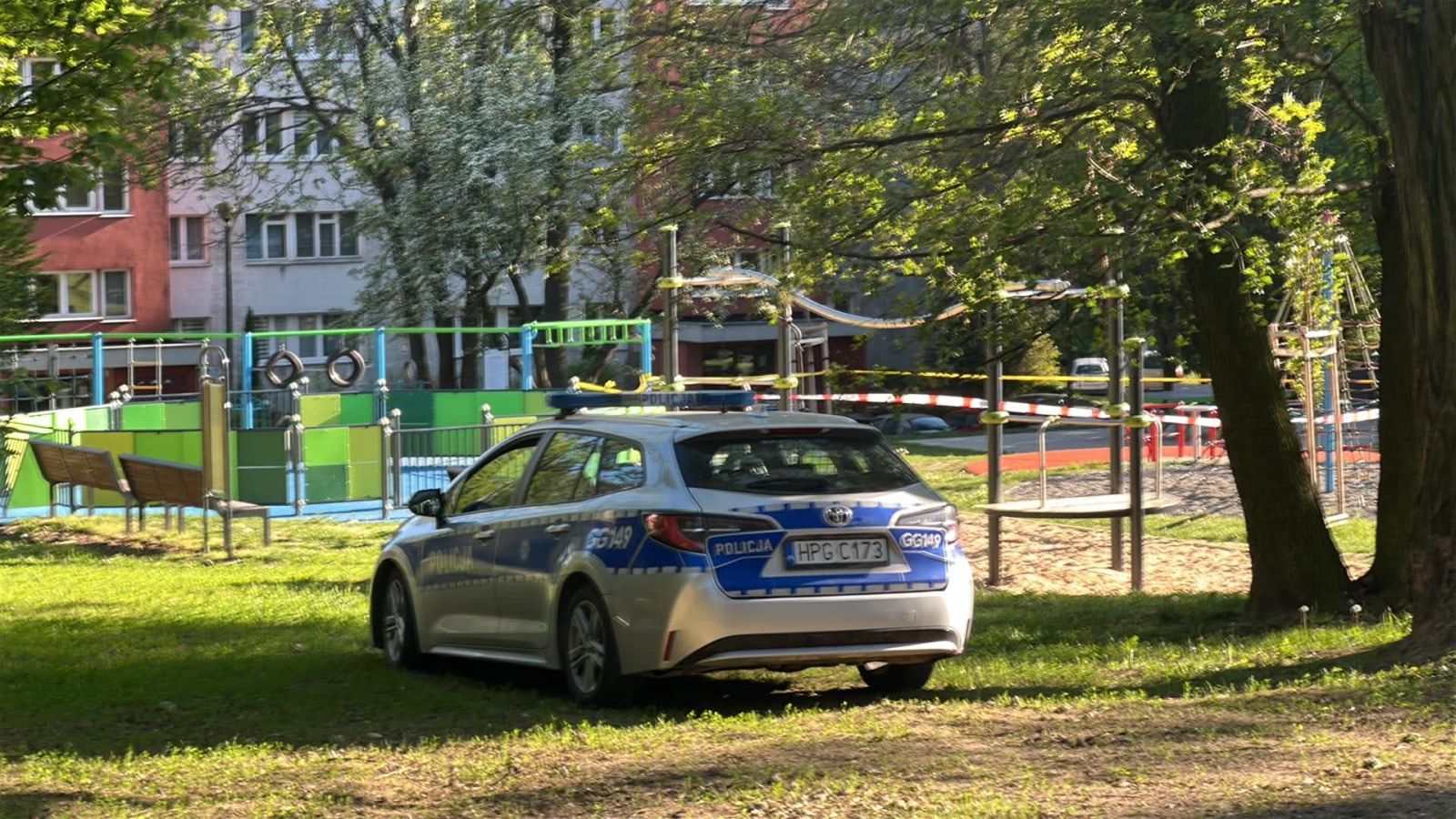 Niewybuch na placu zabaw. Policja zabezpiecza teren na os. Złotego Wieku